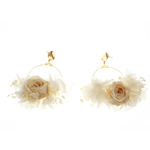 Créoles dorées FIDELIA sont ornées de fleurs dhortensia stabilisées, de boutons de roses et gypsophile ivoires stabilisés| Boucles d’oreilles FIDELIA | MomZelle Bijoux | MMC241