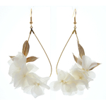 Boucles doreilles ornées de ravissantes fleurs dhortensia stabilisées ivoires et feuilles de ruscus dorées |Boucles d’oreilles FIDELIA| MomZelle Bijoux | MMC243