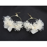 Boucles doreilles fleuries en gypsophile et fleurs dhortensia stabilisées blanches, accessoire mariée pour la coiffure, boucles d’oreille mariage, bijoux createur mariage | Boucles d’oreilles AUREA | MomZelle Bijoux | MMC244