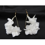 Boucles doreilles en fleurs stabilisées blanches et feuilles de ruscus |Boucles d’oreilles Boucles doreilles en fleurs stabilisées ADELMA| MomZelle Bijoux | MMC242