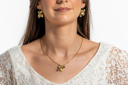 Collier de mariage fleur dorée orné d'une perle d'eau douce | Collier de mariage fleur MAITENA | MomZelle Bijoux | MMC285