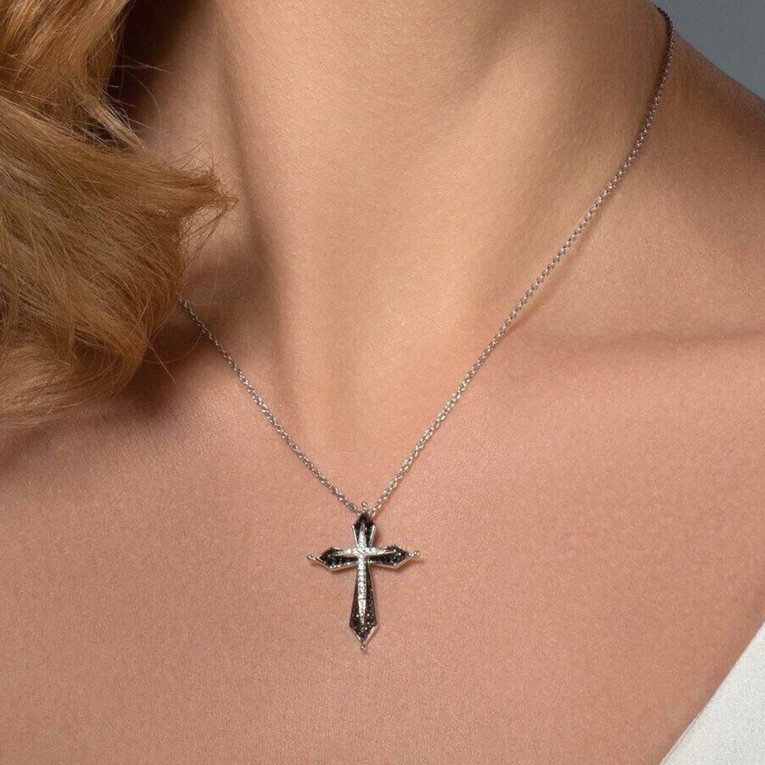 spinelle-noire-croix