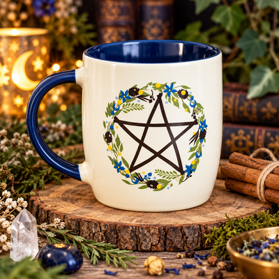 Tasse mystique sur bois rustique