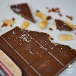 tablette-de-chocolat-au-lait-cacahuetes-caramel-fleur-de-sel-bio