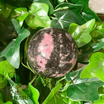 sphere-ternatur-pierre-rhodonite