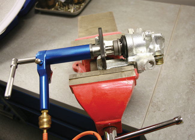 Kit Réinitialisation Piston Frein Qwork 24 Pièces - Pour Étriers Frein Voiture - Mallette De Rangement - Universal