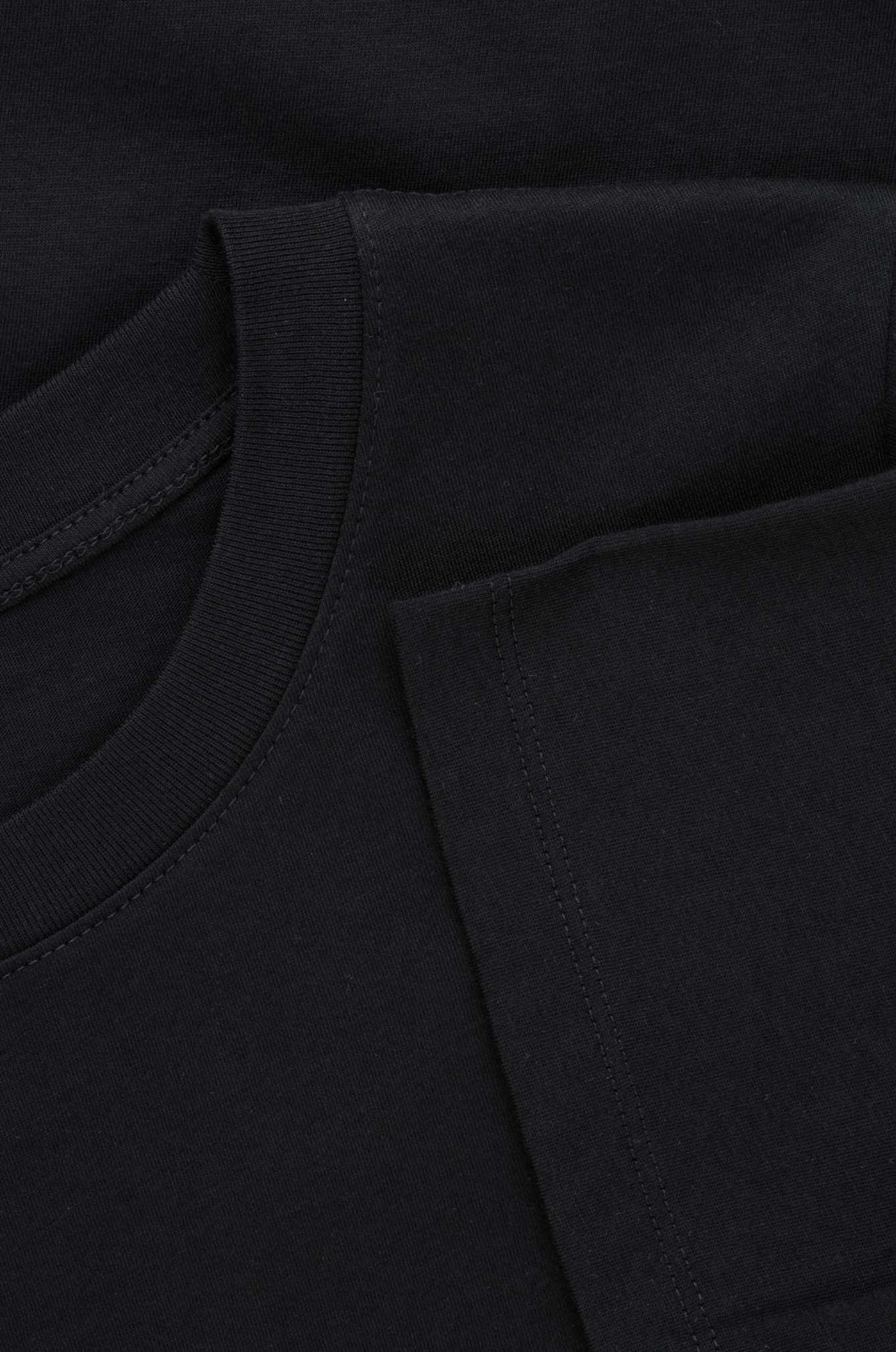 Détail t-shirt noir shaz