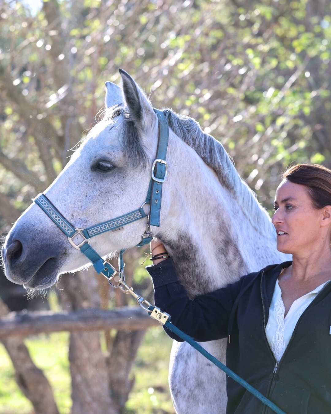 Audrey, fondatrice d’Equi Cosmétique, auprès de son cheval sujet à la dermite estivale