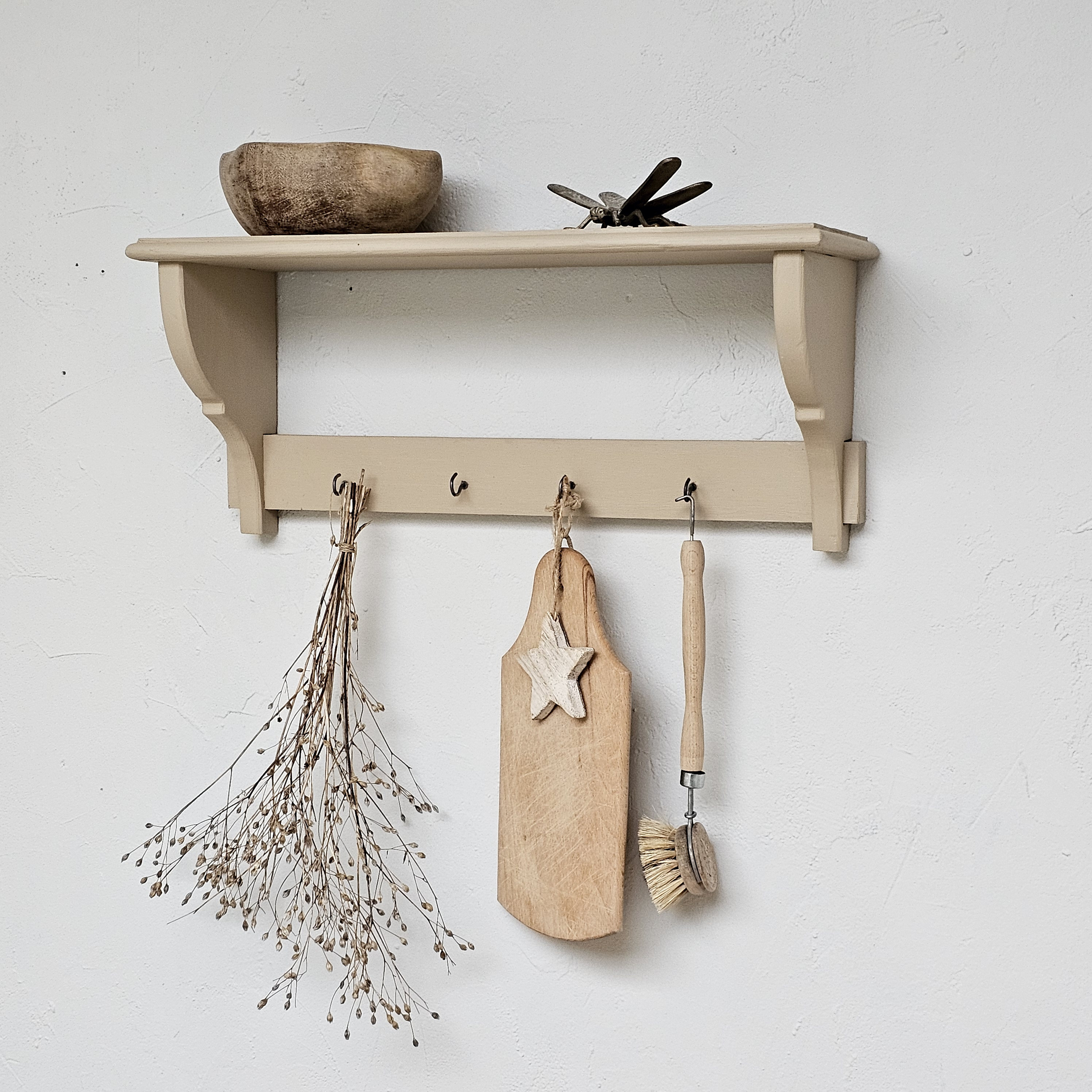 20241128_092947ancienne etagere  double etagere avec 4 crochets brocante vintage meuble ancien decoration cuisine couleur beige trench coat