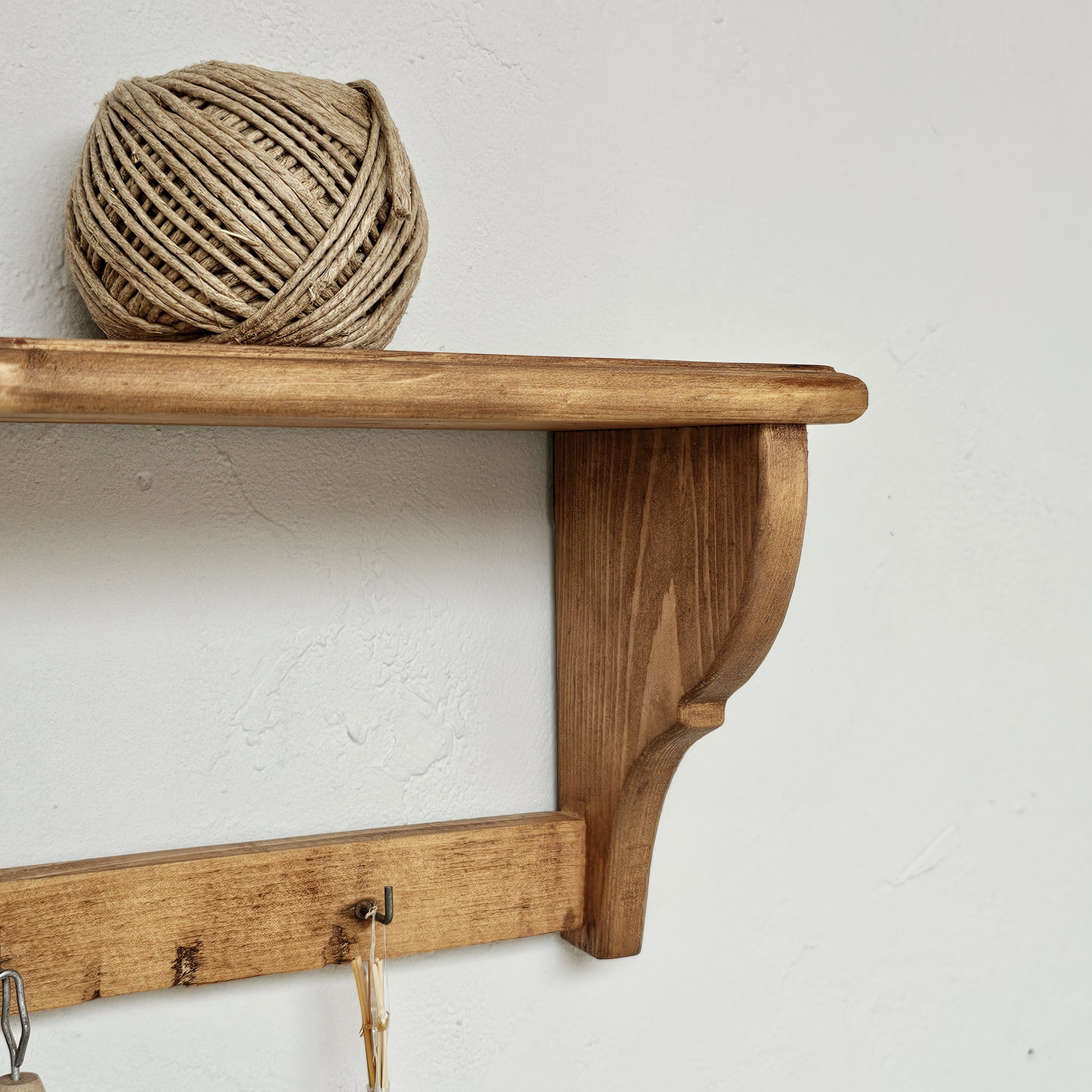 20241128_094105ancienne etagere avec 4 crochets brocante vintage meuble ancien decoration cuisine couleur bois brut