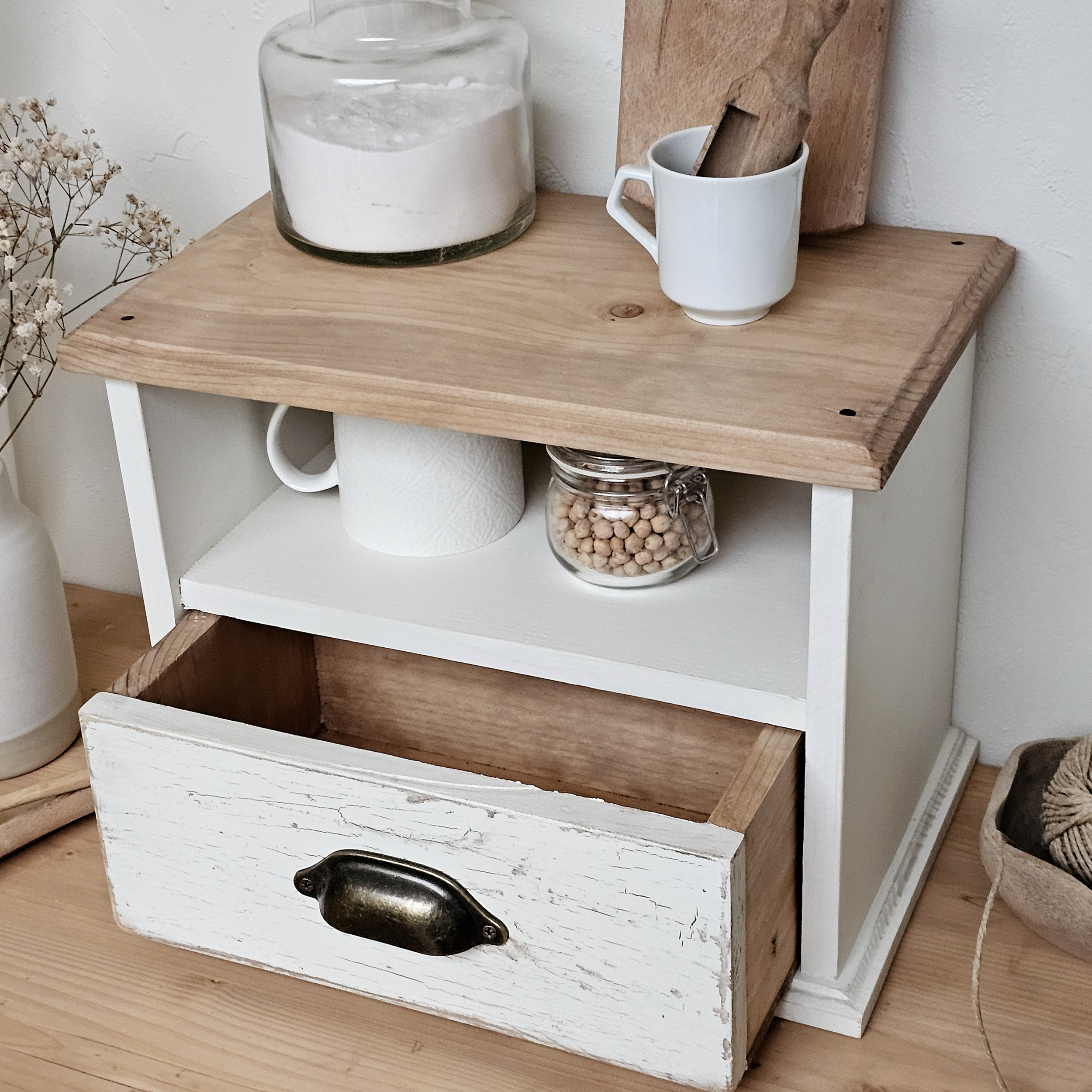 20241222_162003ancien petit meuble de cuisine  en bois blanc patiné et  bois brut brocante ancien meuble maison de campagne  decoration ameublement