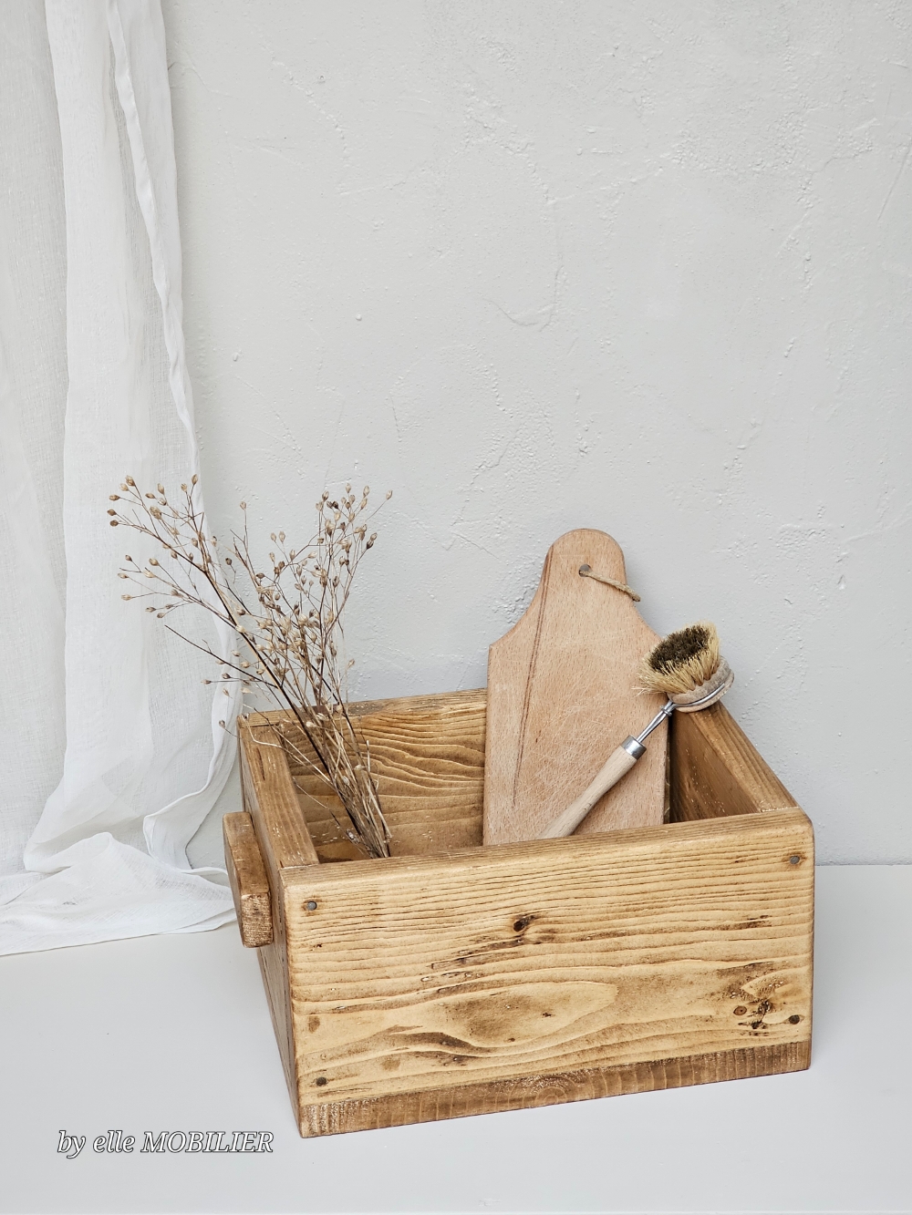 20250217_094100caisse ancienne en bois massif avec poignees en bois mobilier vintage ,bois massif ,brocante, ancienne etagere,decoration bois, ameublement, meuble ,bois brut