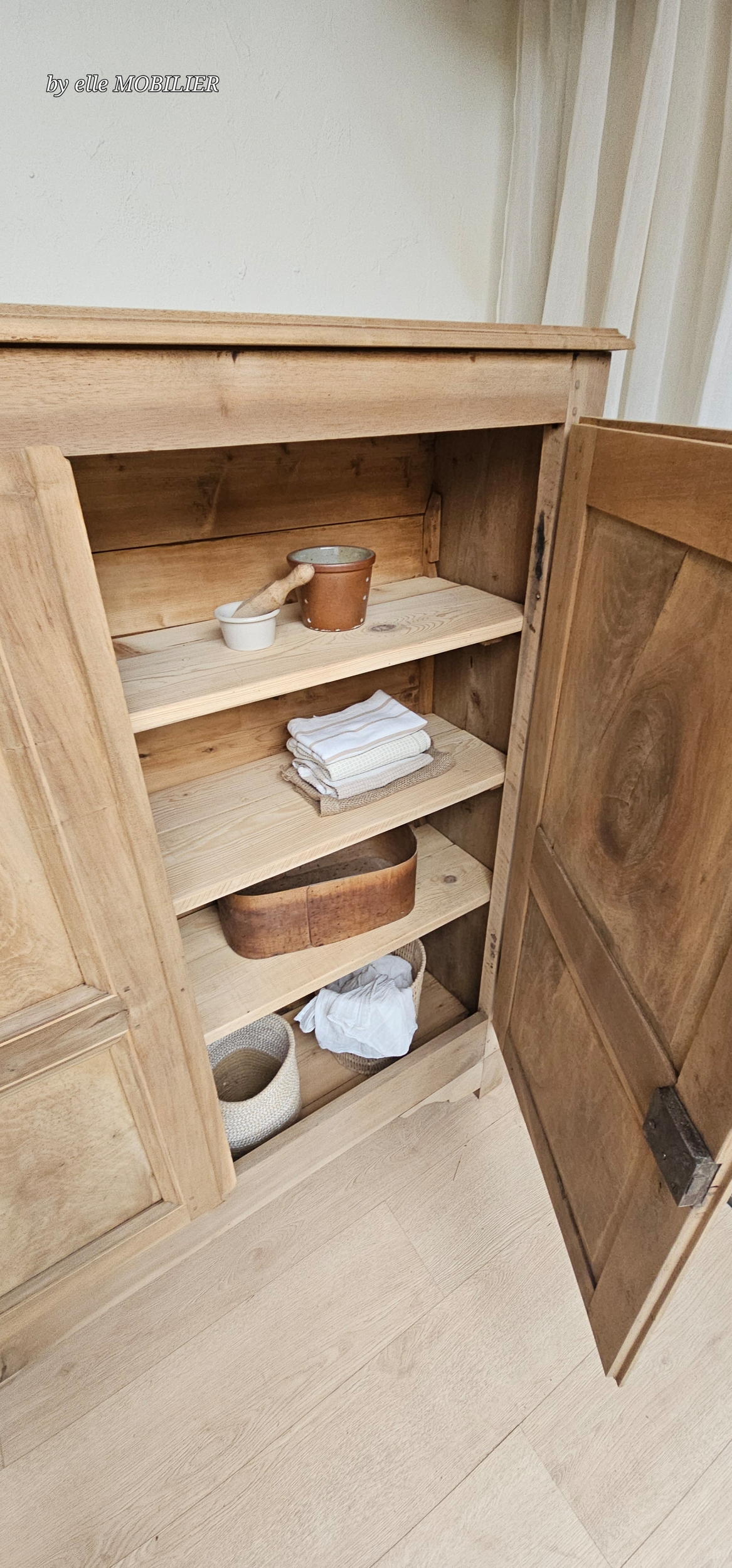 20250522_111735ancien garde -manger ancien en bois brut orme 2 portes 4 etageres