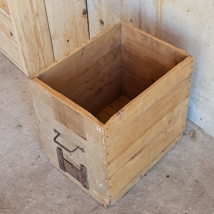 20250530_132009ancienne caisse en bois vintage
