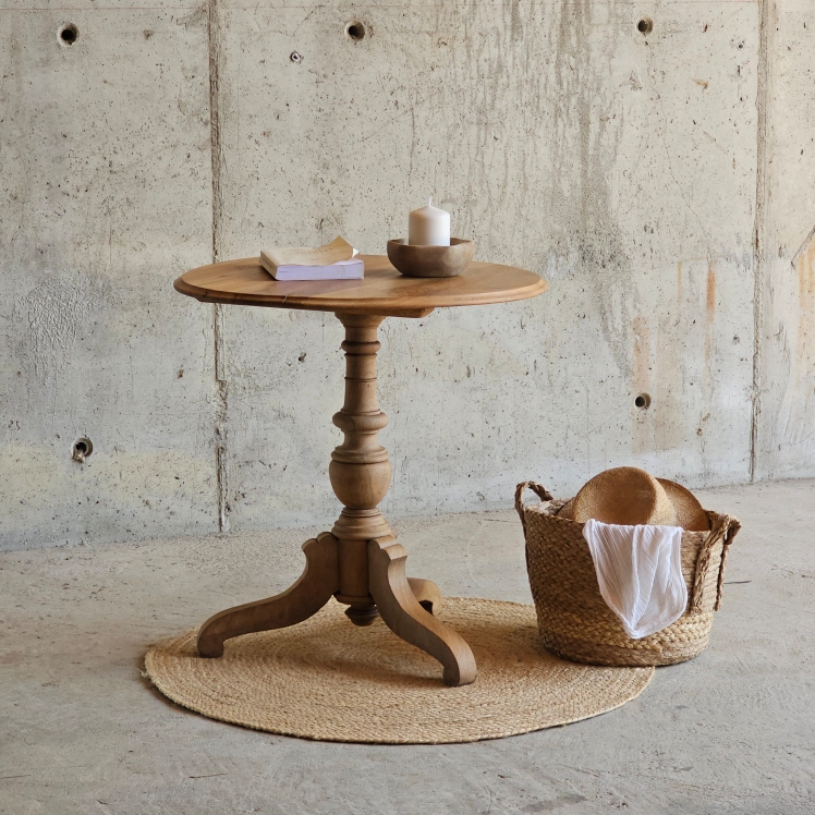 20250617_153818Petit guéridon ancien en bois massif, entièrement restauré. Une pièce pleine de charme pour poser un livre, une tasse ou une bougie.