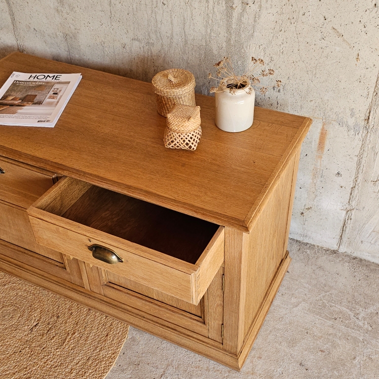 20250625_154911Meuble télé en chêne massif avec tiroirs et portes – finition protégée
