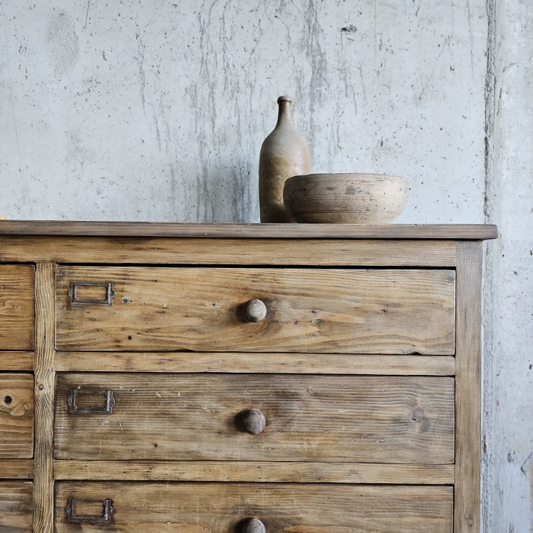 ancien meuble de metier - meuble datelier avec 12 tiroirs et portes étiquettes vintage20250705_075620