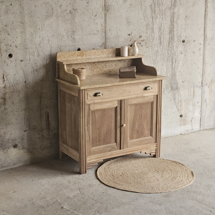 Meuble ancien en noyer, hêtre et sapin, avec plateau en marbre ocre moucheté. Format compact, charme brut et fonctionnalité20250723_181313