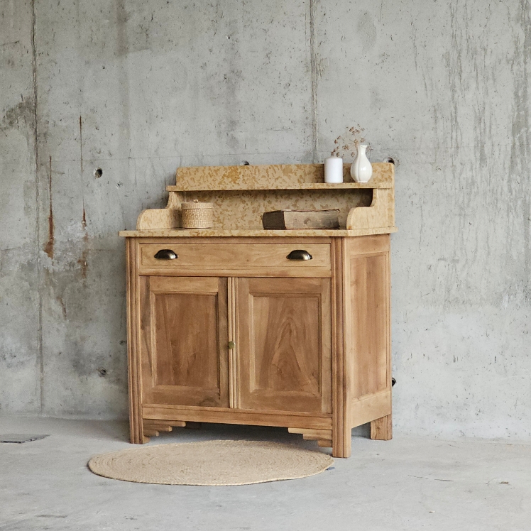 Meuble ancien en noyer, hêtre et sapin, avec plateau en marbre ocre moucheté. Format compact, charme brut et fonctionnalité20250723_180010