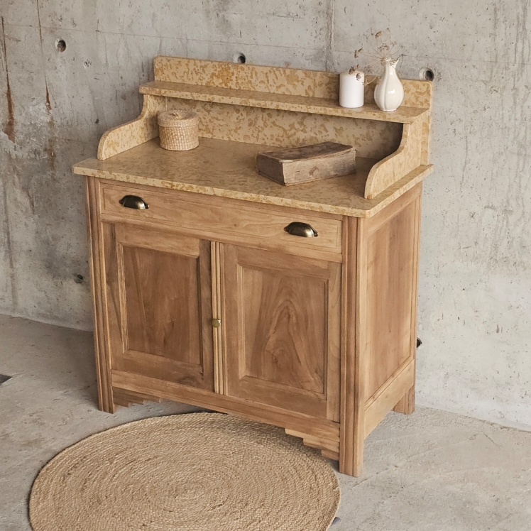 Meuble ancien en noyer, hêtre et sapin, avec plateau en marbre ocre moucheté. Format compact, charme brut et fonctionnalité20250723_180131