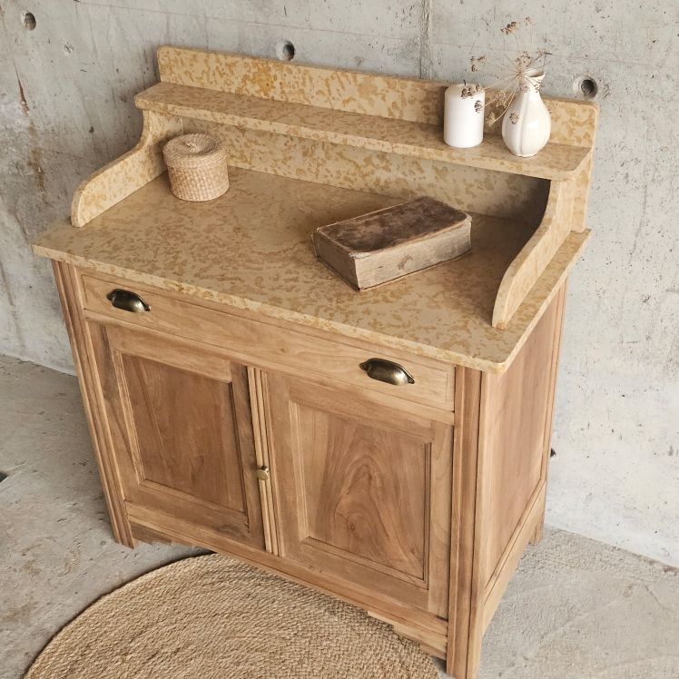 Meuble ancien en noyer, hêtre et sapin, avec plateau en marbre ocre moucheté. Format compact, charme brut et fonctionnalité20250723_180143