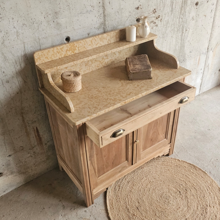 Meuble ancien en noyer, hêtre et sapin, avec plateau en marbre ocre moucheté. Format compact, charme brut et fonctionnalité20250723_180212