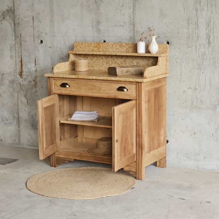 Meuble ancien en noyer, hêtre et sapin, avec plateau en marbre ocre moucheté. Format compact, charme brut et fonctionnalité20250723_180251