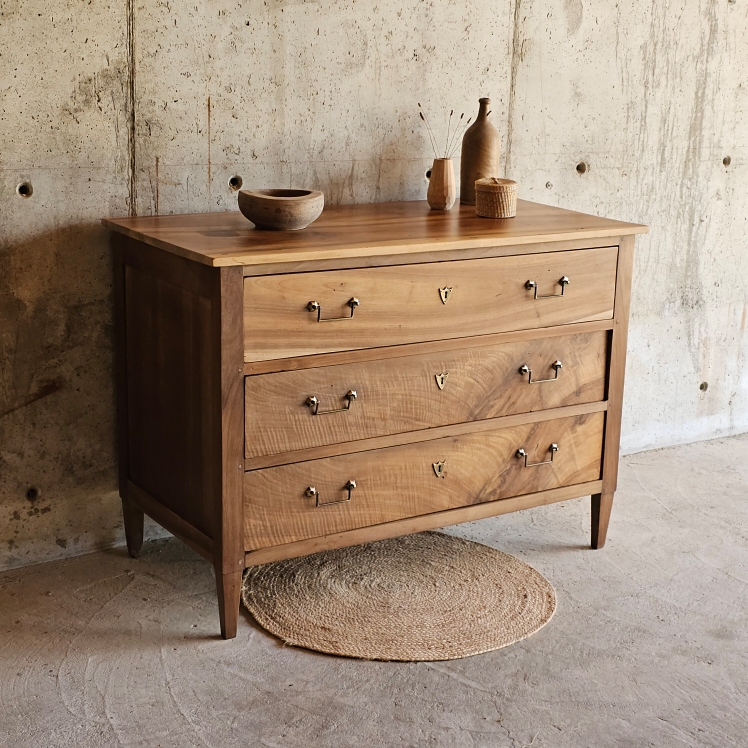 20250729_124644(1)ancienne commode style louis xv en noyer massif 3 tiroirs
