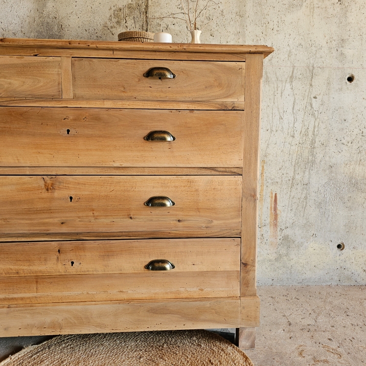 20250803_170041Commode ancienne en bois massif, entièrement restaurée, finition brute mate, 5 tiroirs spacieux dont un grand tiroir