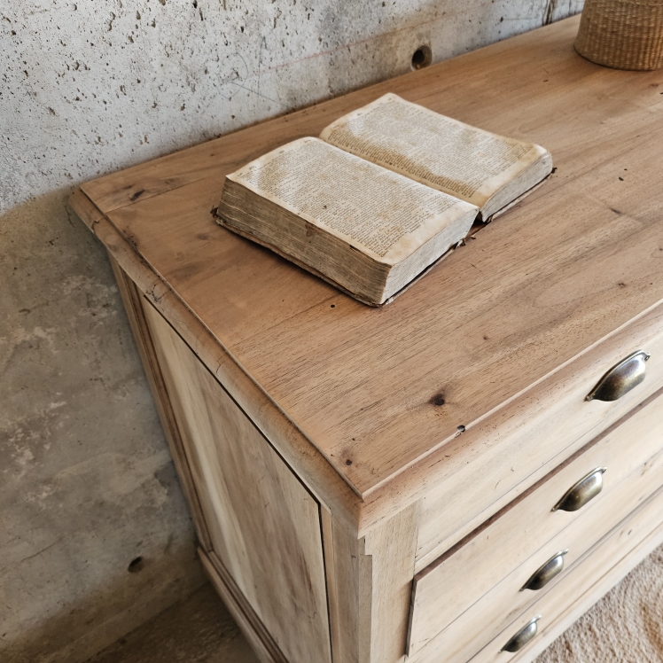 20250803_170109Commode ancienne en bois massif, entièrement restaurée, finition brute mate, 5 tiroirs spacieux dont un grand tiroir