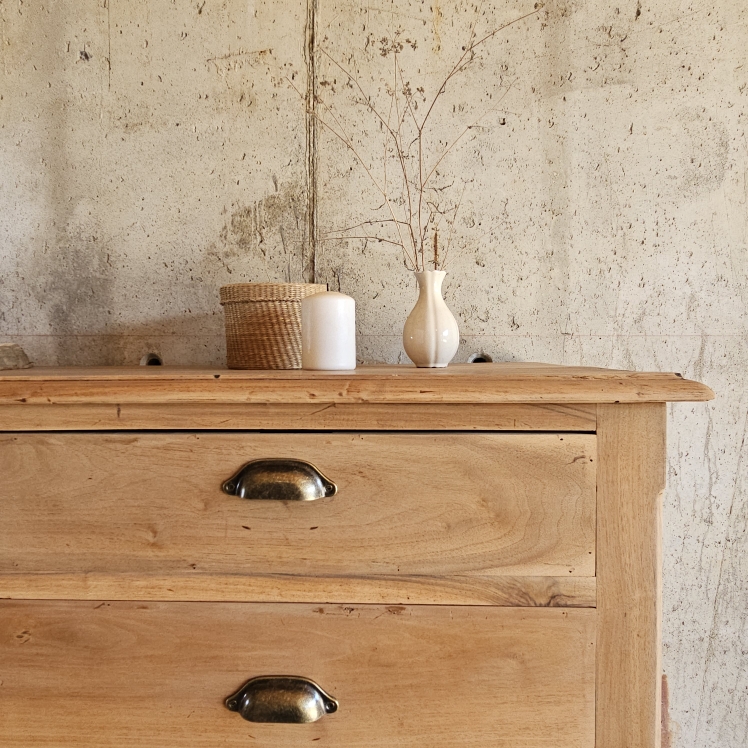 20250803_170519Commode ancienne en bois massif, entièrement restaurée, finition brute mate, 5 tiroirs spacieux dont un grand tiroir