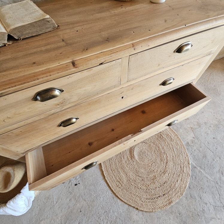 20250803_170340Commode ancienne en bois massif, entièrement restaurée, finition brute mate, 5 tiroirs spacieux dont un grand tiroir