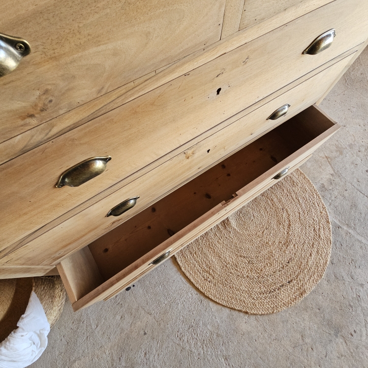 20250803_170353Commode ancienne en bois massif, entièrement restaurée, finition brute mate, 5 tiroirs spacieux dont un grand tiroir