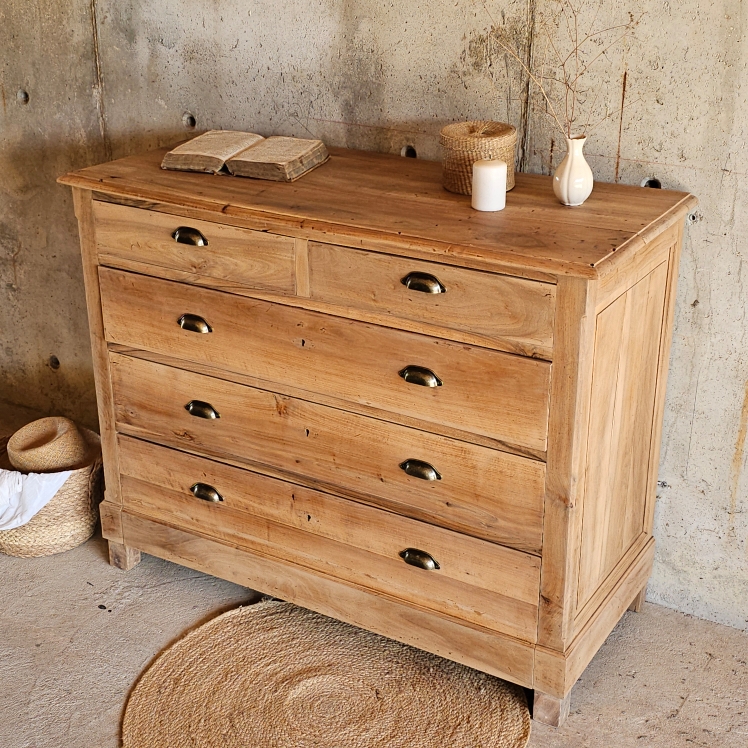20250803_165959Commode ancienne en bois massif, entièrement restaurée, finition brute mate, 5 tiroirs spacieux dont un grand tiroir