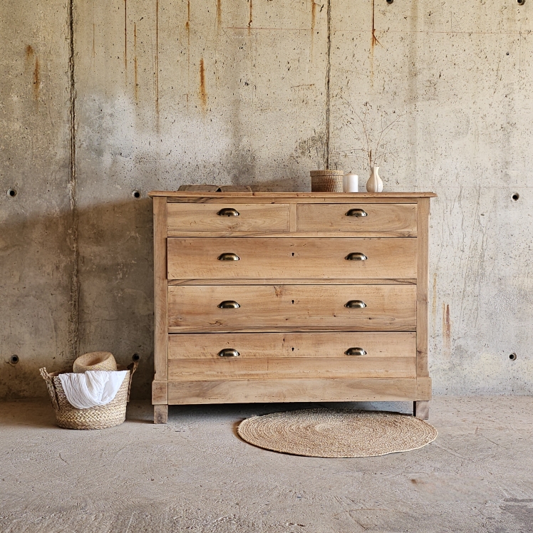 20250803_165852Commode ancienne en bois massif, entièrement restaurée, finition brute mate, 5 tiroirs spacieux dont un grand tiroir