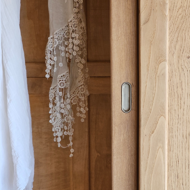 Armoire vintage – portes coulissantes – penderie et étagères – années 50:6020250814_172320