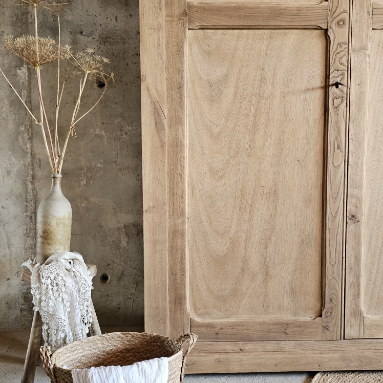 20250826_154555Grande armoire ancienne en chêne et sapin – bois brut clair, penderie &amp; étagères