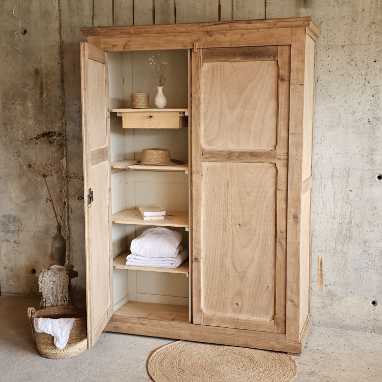20250826_154110Grande armoire ancienne en chêne et sapin – bois brut clair, penderie &amp; étagères