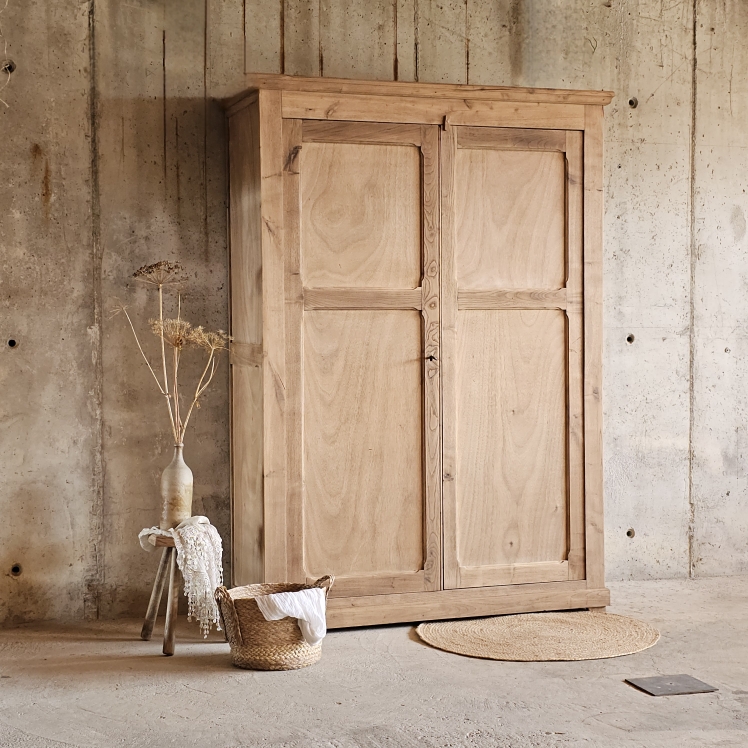 20250826_153808Grande armoire ancienne en chêne et sapin – bois brut clair, penderie &amp; étagères
