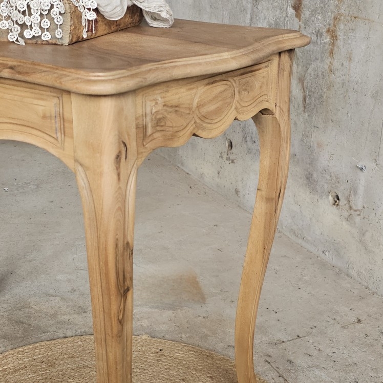 20250828_105449Élégante coiffeuse ancienne en merisier massif, style Louis XV, avec tiroir latéral. Restaurée et protégée, idéale au quotidien.