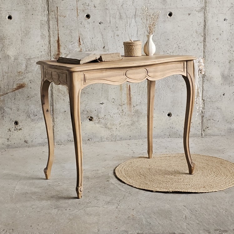 20250828_104859Élégante coiffeuse ancienne en merisier massif, style Louis XV, avec tiroir latéral. Restaurée et protégée, idéale au quotidien.