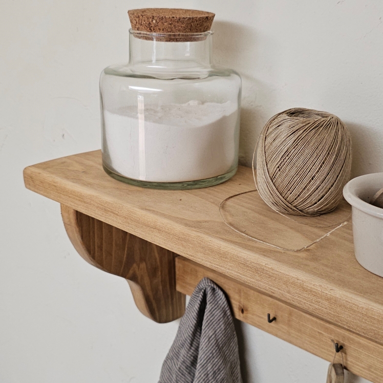 20250829_135535ancienne etagere en bois avec crochets