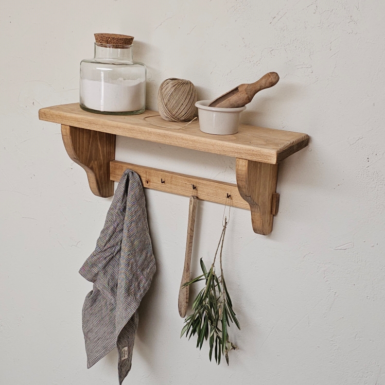 20250829_135438ancienne etagere en bois avec crochets