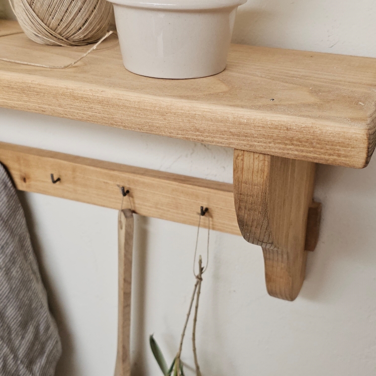 20250829_135523ancienne etagere en bois avec crochets