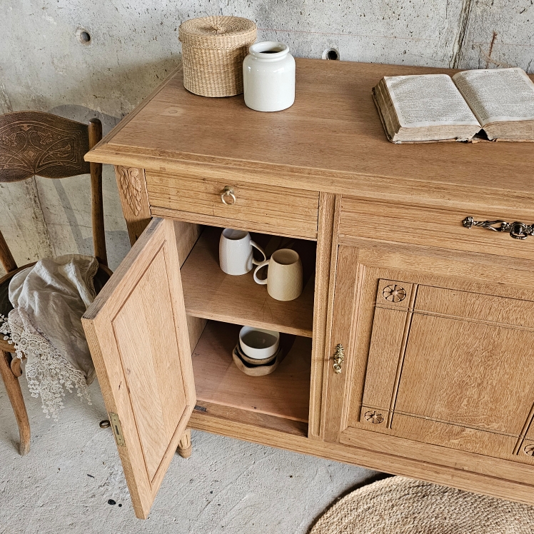 20250911_084540Buffet Art Déco en chêne massif – années 1930