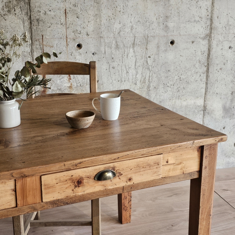 20250923_161844ancienne table basse en bois avec 2 tiroir et poignée coquille