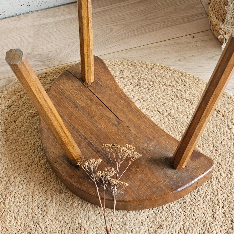 20250922_130236Tabouret tripode en bois massif