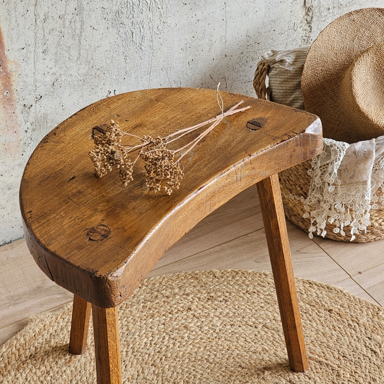 20250922_130109Tabouret tripode en bois massif