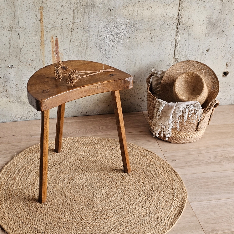 20250922_130137Tabouret tripode en bois massif
