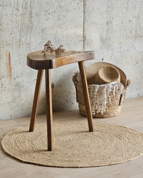 20250922_130022Tabouret tripode en bois massif